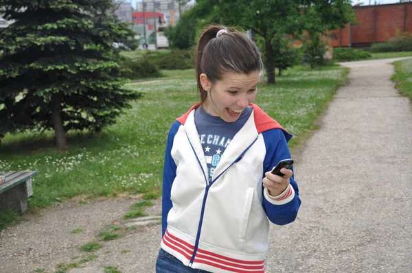 Meisje verrast na telefoongesprek — Stockfoto