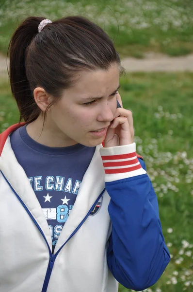 Молодая девушка разговаривает по мобильному телефону — стоковое фото