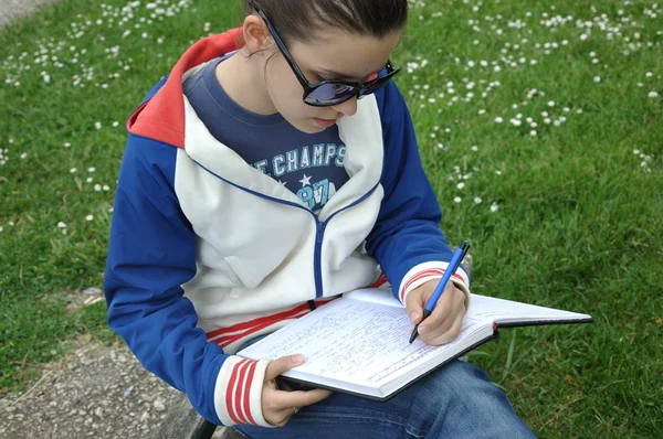 Mladý student se učí v parku — Stock fotografie