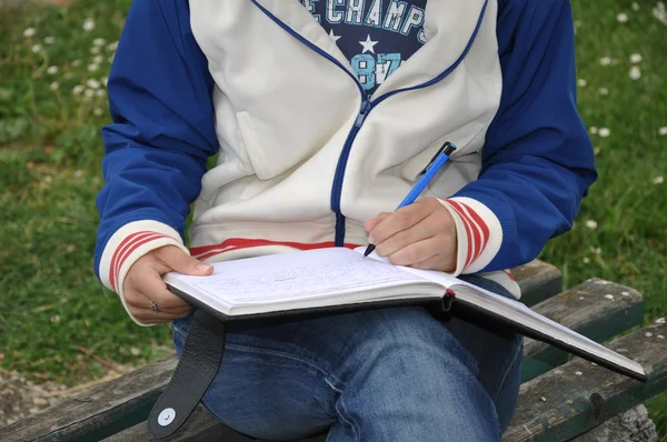 Молодой студент учится в парке — стоковое фото