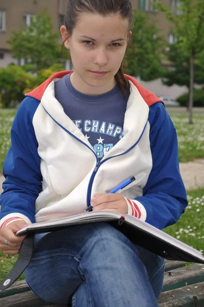 Young student learns in the park — Stock Photo, Image