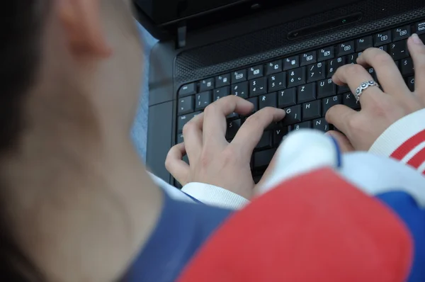 Estudiante escribiendo en el teclado Fotos De Stock