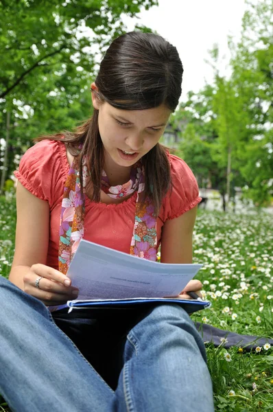 若い学生が公園で学ぶ — ストック写真