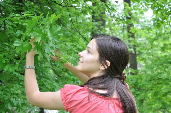 Una joven explora la naturaleza — Foto de Stock