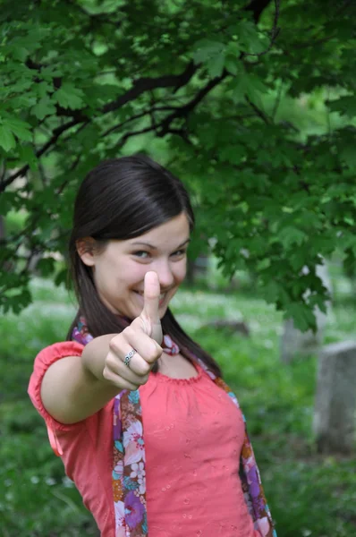 Krásná dívka drží palec — Stock fotografie