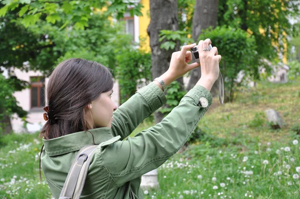 Chica aventura tomando una foto en natur — Foto de Stock