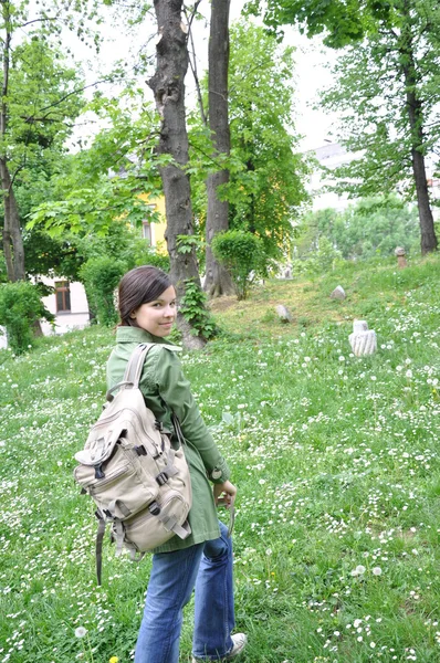 Menina de aventura tirando uma foto na natur — Fotografia de Stock
