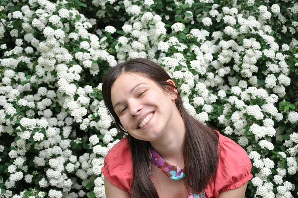 Sorrindo menina sentada no parque — Fotografia de Stock