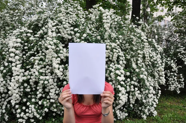 Νεαρό κορίτσι με ένα φύλλο χαρτιού — Φωτογραφία Αρχείου