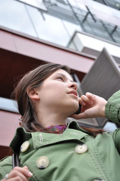 Zakelijke vrouw aan het praten op een mobiele telefoon — Stockfoto