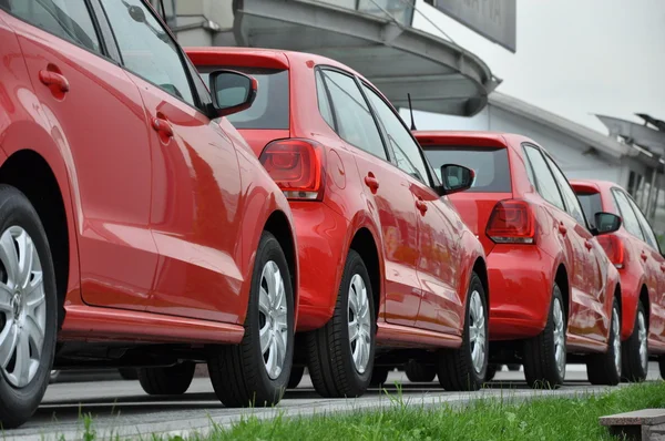Rode auto's geparkeerd op zonnige dag Rechtenvrije Stockfoto's