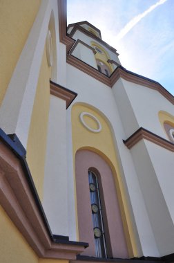 blus gökyüzünün arka planlı kilise