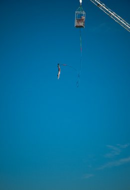 cesur genç adam bungee jumping