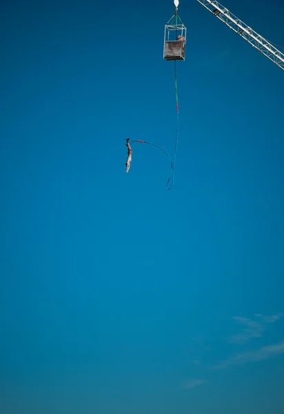 stock image The young brave man bungee jumping