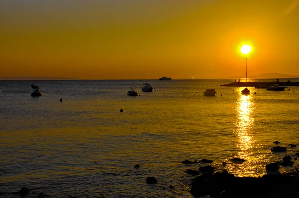 Belo pôr-do-sol e os navios que ancoraram no porto — Fotografia de Stock