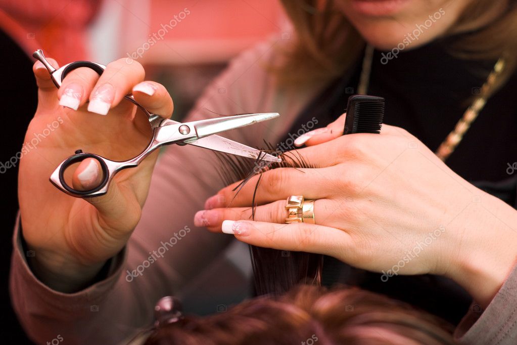 Девушки работают своими ножницами