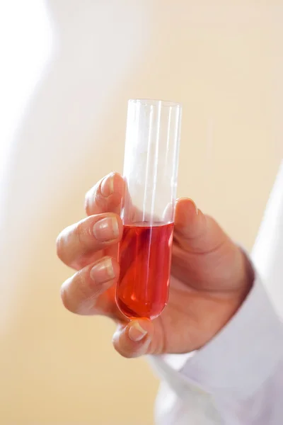 Rote Flüssigkeit im Reagenzglas — Stockfoto