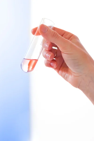 Rote Flüssigkeit im Reagenzglas — Stockfoto