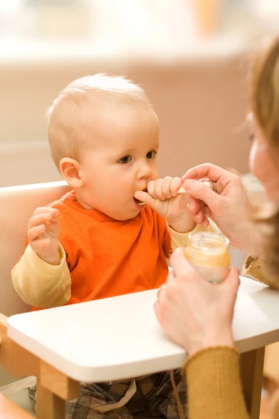 小さな男の子の赤ちゃんの摂食 — ストック写真