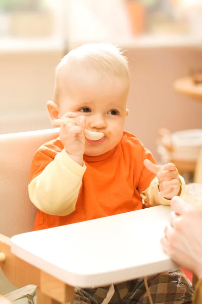 Baby boy spelen met lepel — Stockfoto
