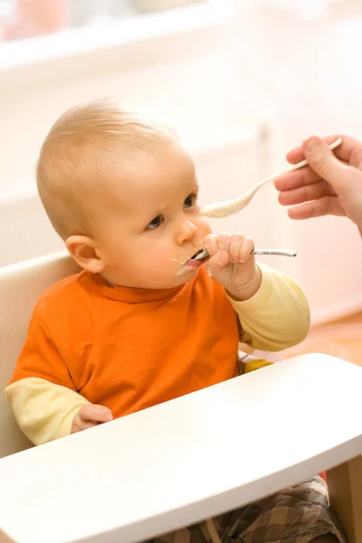 Een kleine babyjongen voeding — Stockfoto