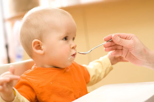 Utfodring en liten baby pojke — Stockfoto