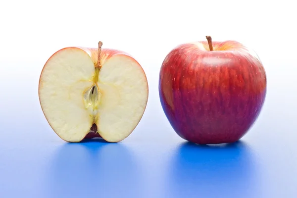 Pomme entière et moitié — Photo
