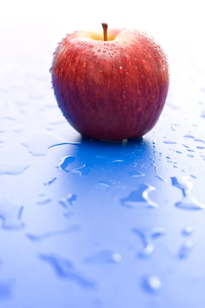 Une pomme rouge mouillée — Photo