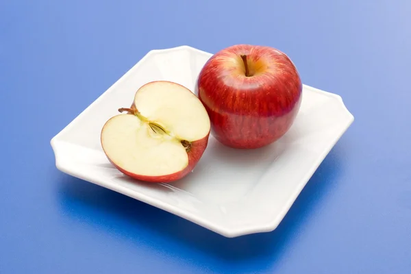 Half and whole apple — Stock Photo, Image