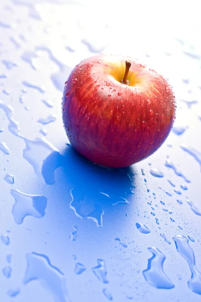 Uma maçã vermelha molhada — Fotografia de Stock