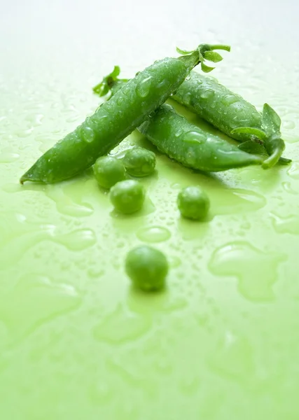 洗绿豌豆 — 图库照片