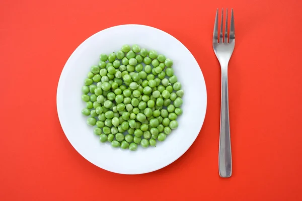 Зеленый горох в тарелке — стоковое фото