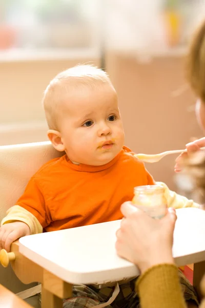 Utfodring en liten baby pojke — Stockfoto