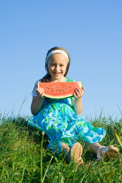 Mädchen mit Melonenscheibe — Stockfoto