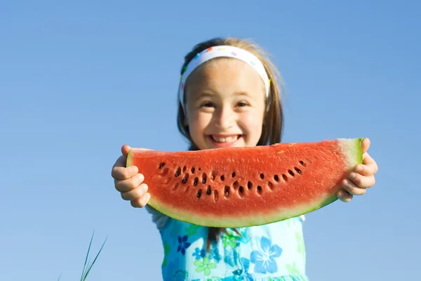 Mädchen zeigt eine Wassermelonenscheibe — Stockfoto