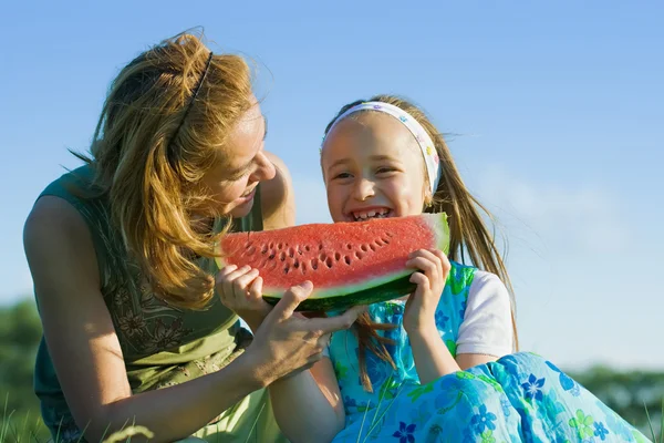Glückliches Kind isst Wassermelone — Stockfoto