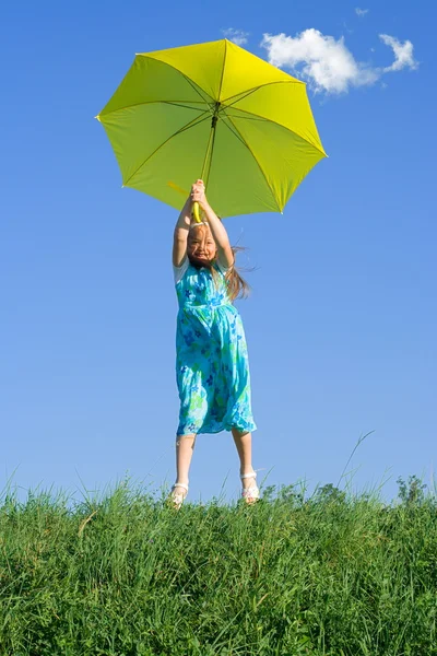 Девушка на лугу с зонтиком — стоковое фото