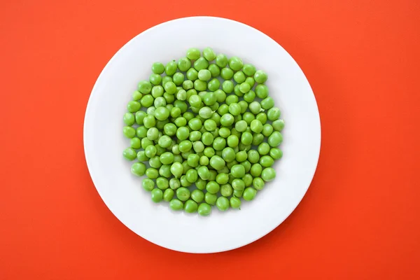 Зеленый горох в тарелке — стоковое фото