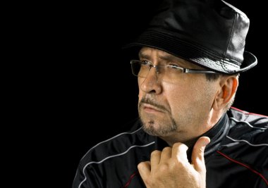 dalgın adam şapka ile