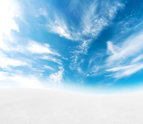 Céu azul colinas nevadas — Fotografia de Stock