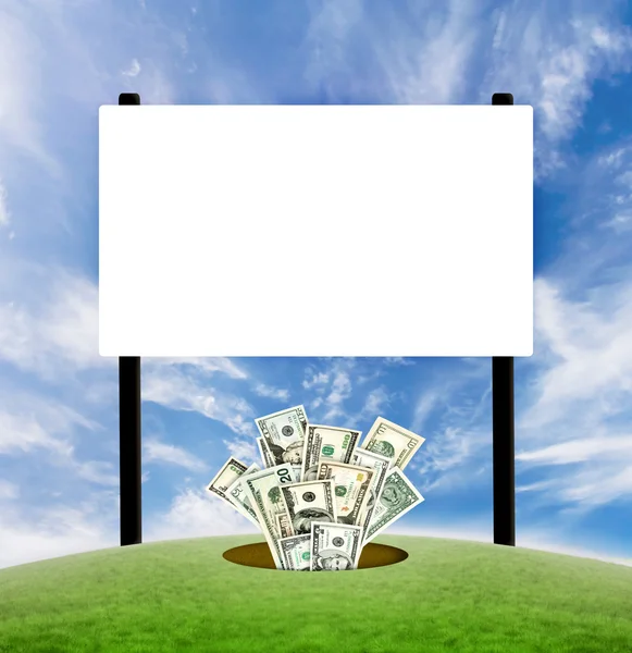 Billboard sinal em branco com dólares provenientes de th — Fotografia de Stock