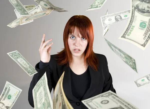 Menina irritada jogando dinheiro em sua cara — Fotografia de Stock
