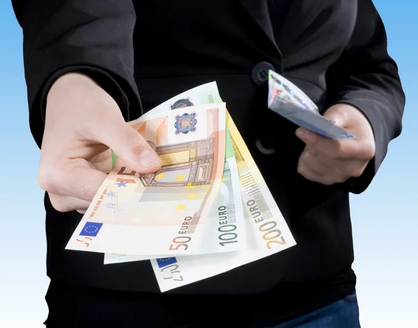Hand geven eurobankbiljetten geld — Stockfoto