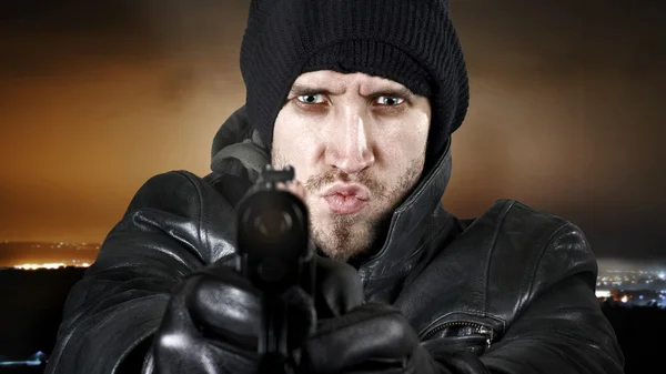 Undercover-Agent feuert Pistole in die Kamera — Stockfoto