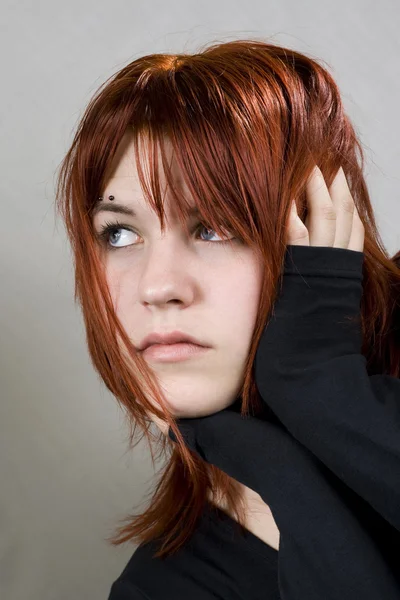 Uzağa bakarak dağınık saçlı sevimli redhead — Stok fotoğraf
