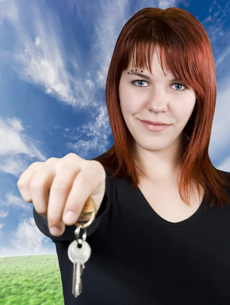 Rödhårig flicka passerar nycklar — Stockfoto