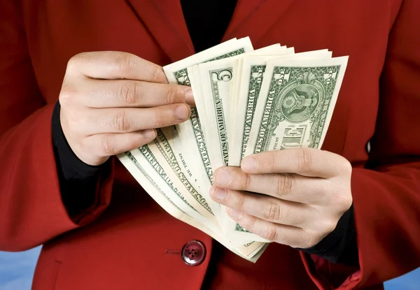 Mani femminili che contano banconote in dollari — Foto Stock