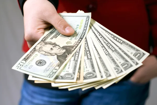 Χέρι, δίνοντας χρήματα Δολάριο — Φωτογραφία Αρχείου