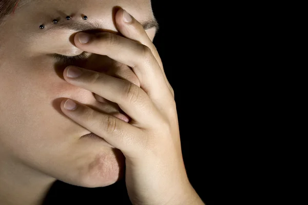 Triest meisje met hand op haar gezicht — Stockfoto