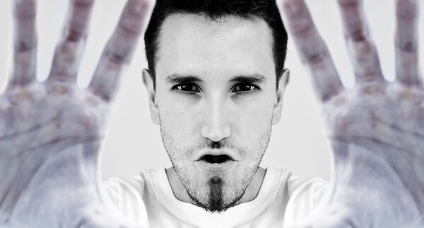 Мужчина протягивает руки к камере, останавливает кого-то
